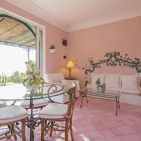 Sleeps 2 Pool Air Con